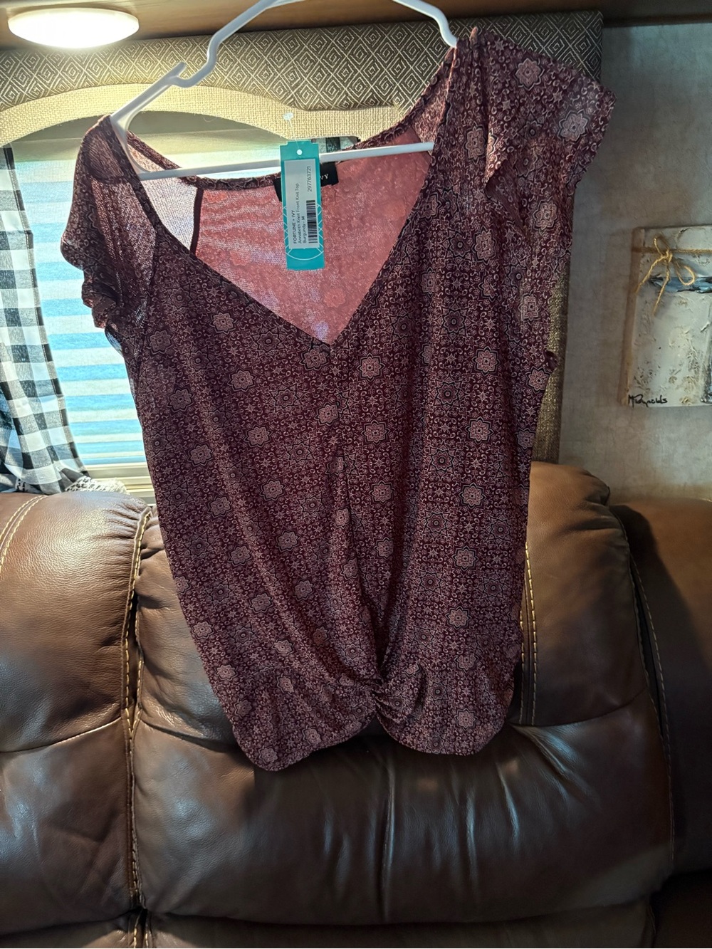 Twist-Hem Short Sleeve V-Neck Tee in Burgundy Floral